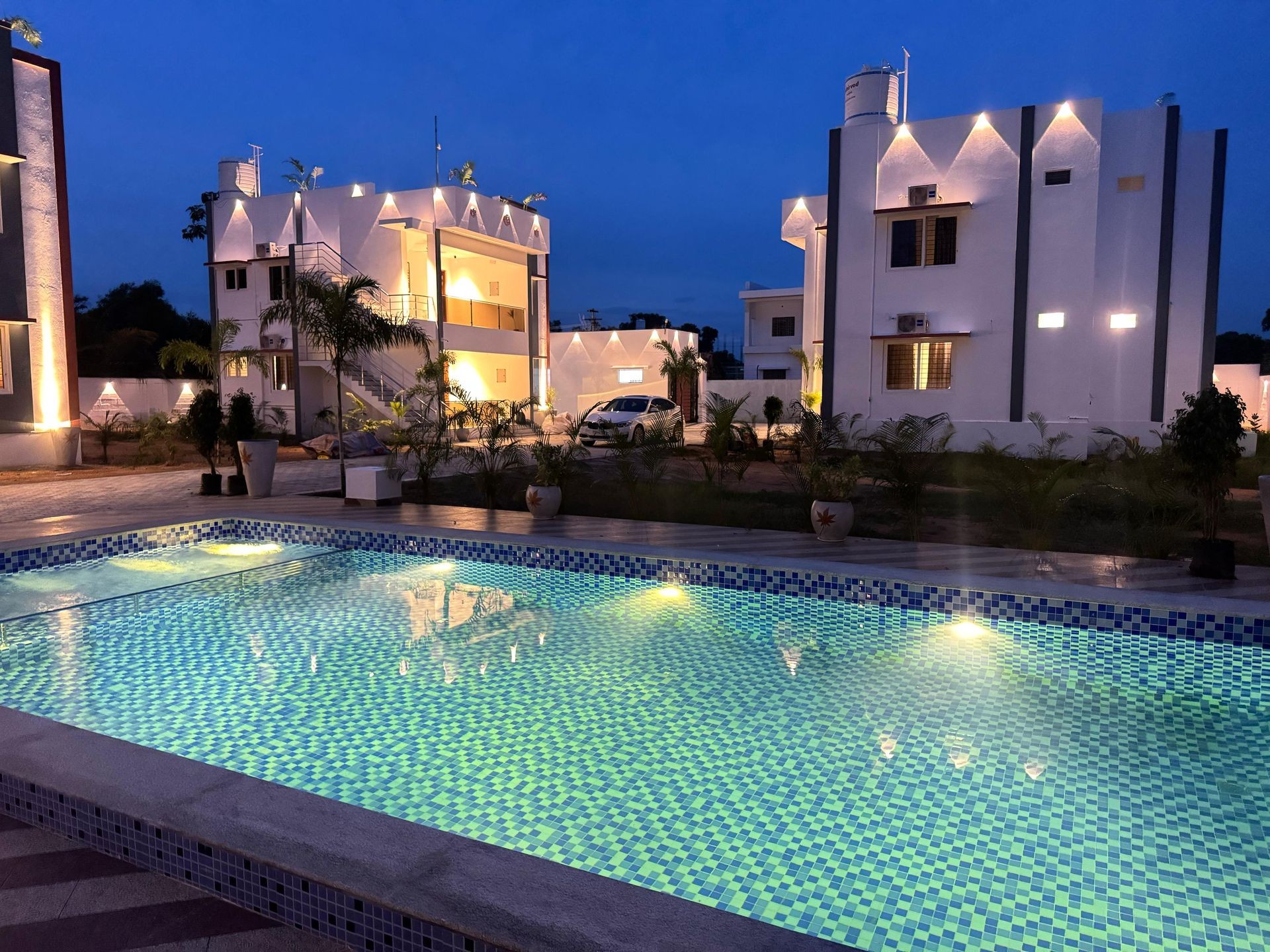  Luxurious Pool Retreat